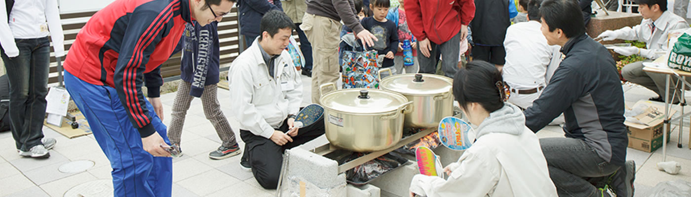 「かまどベンチ」を利用して食事をつくるイベント