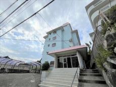 RC造地上6階建て、総戸數(shù)20戸のマンション。周囲は第一種低層住居専用地域內(nèi)の閑靜な住宅地です。