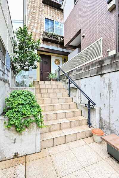 東急東橫線「祐天寺」駅 徒歩12分の立地。2010年11月築、建物面積134平米超えの3階建住宅。