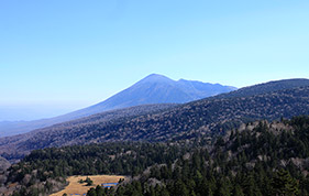 八幡平から望む巖手山