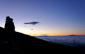 夜明け前の白山にて