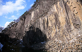 七ヶ宿近くにある木材巖